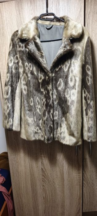 Vând blană naturală veritabilă, mărimea L.
Este autentică, de calitate