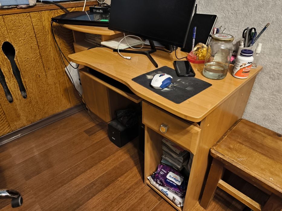 Стол для компьютера в нормальном состоянии