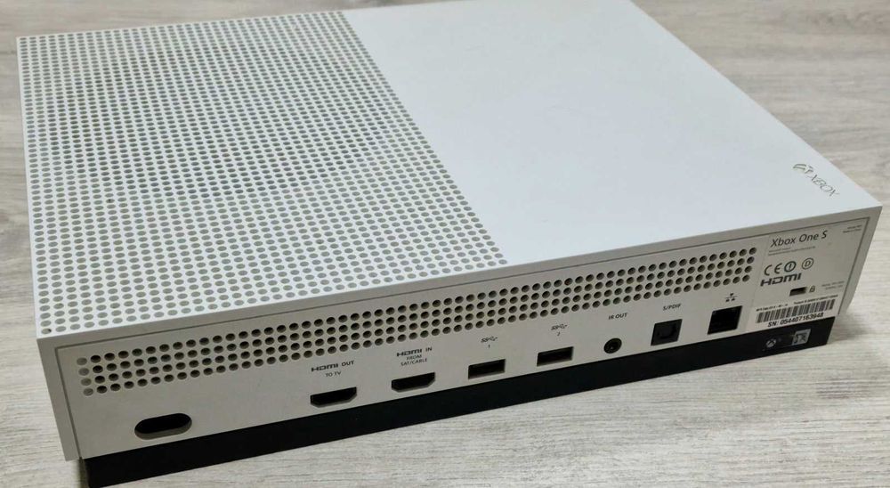 Конзола Microsoft Xbox One S 1TB