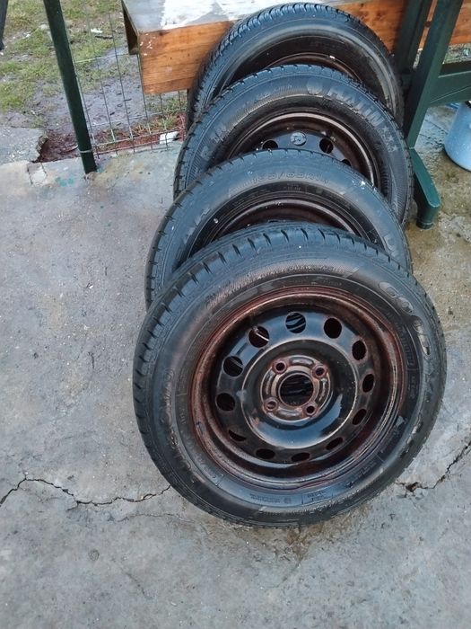 De vânzare cauciuc și jante 4 bucăți în stare bună.