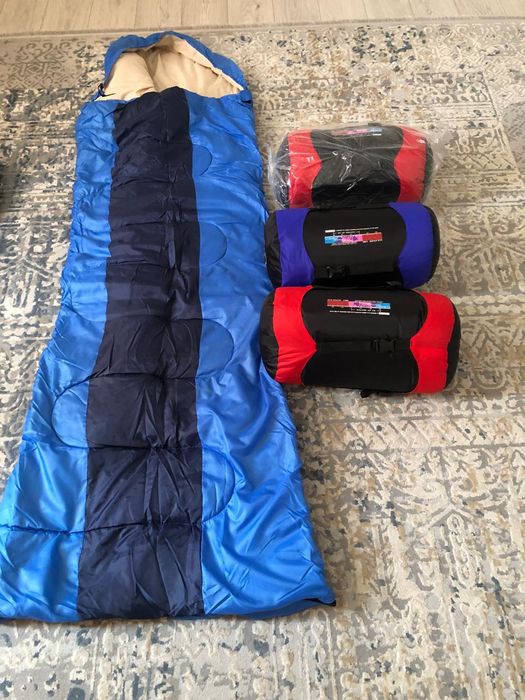 Кресло (складная конструкция),палатка ,спальные мешки .