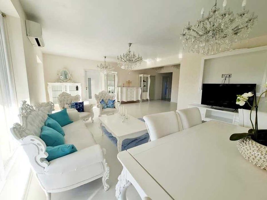 Casă elegantă, complet mobilată, cu curte amenajată