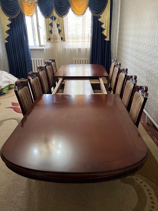 Продаются стол со стульями и сервант.