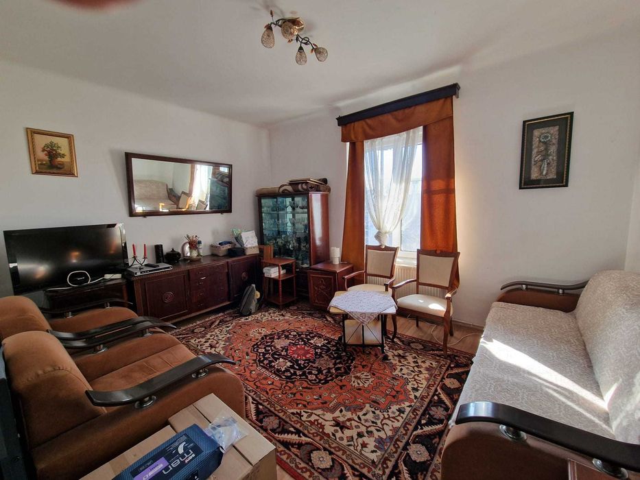 Vand apartament 2 camere si teren in Sectorul 1