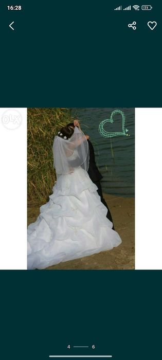 Свадебное платье со шлейфом.