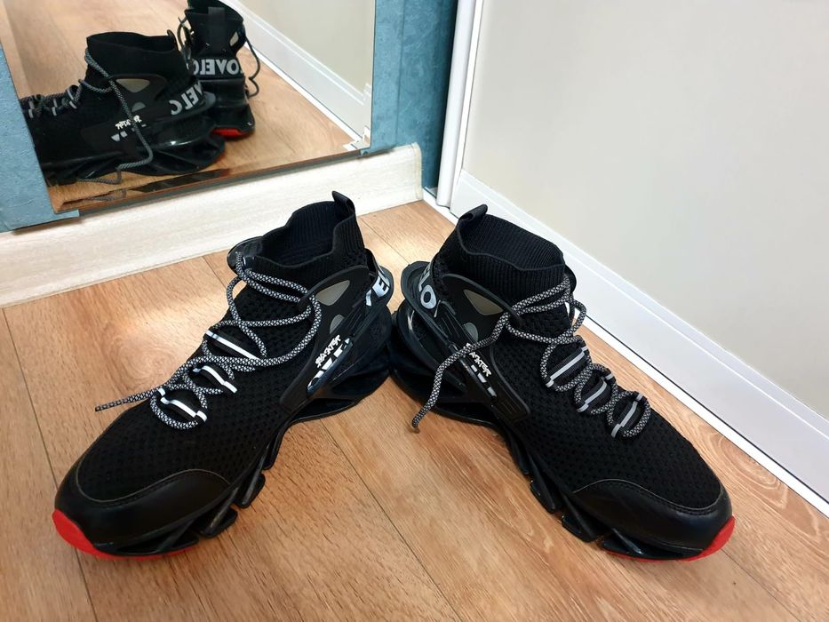 Кроссовки спортивные