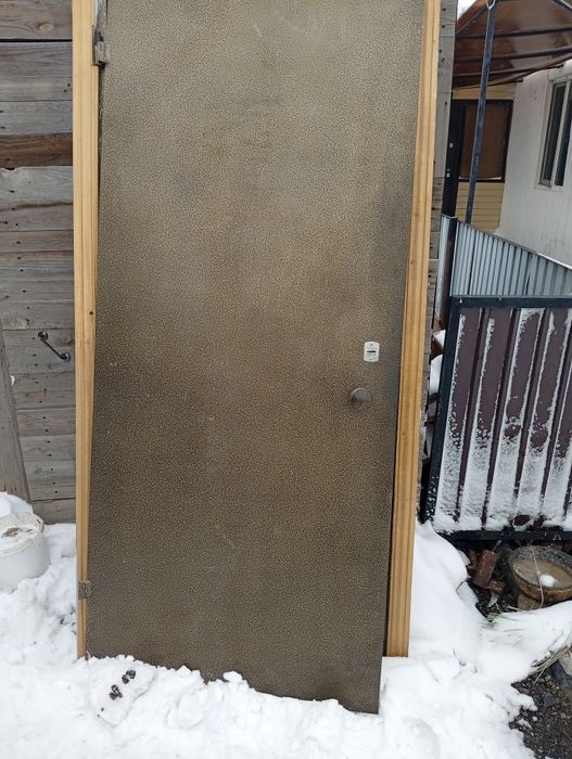 Продам дверь в хорошем состоянии три ключа