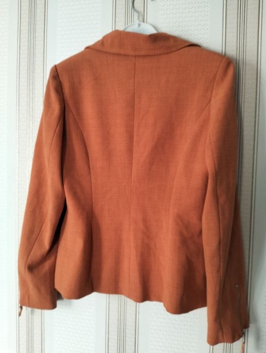 Продам костюмы с броюками