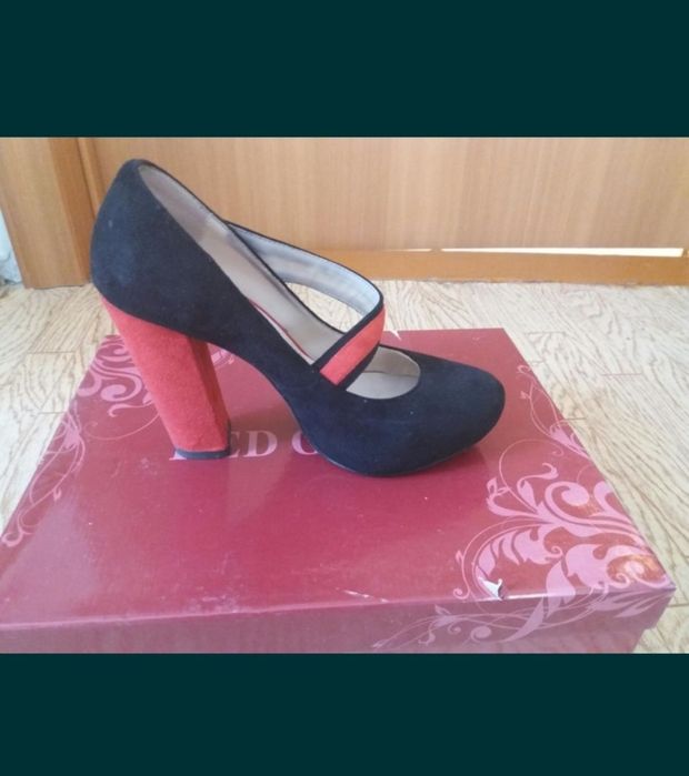 Продаются замшевые туфли