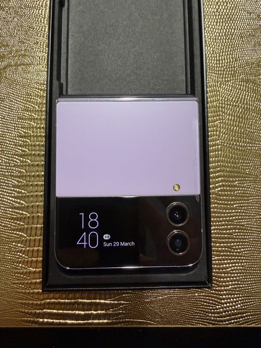 Samsung Z Flip4 display defect