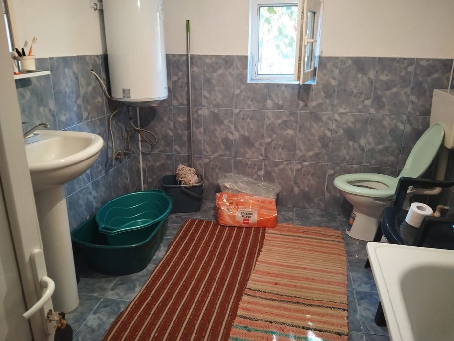 Vand casa intr-un sat din jud Valcea