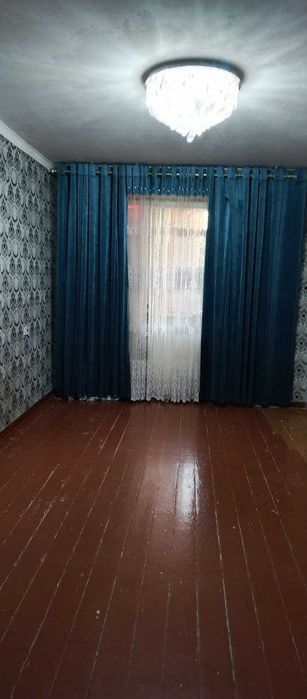 Navoiy shahrida 3 xonali uy sotiladi. Mo`ljal: Milliy bank yonida.