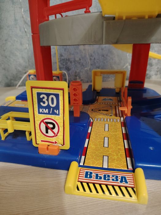 Продам Паркинг для машинок с лифтом.