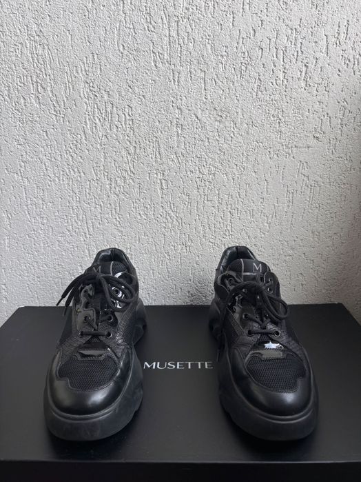 Vand adidasi Musette