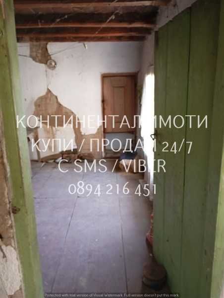 Едноетажна стара къща 60м2 с двор 900м2 с гараж - код 61809