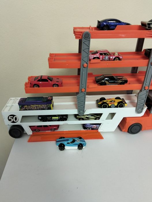 Vând camion Hot Wheels