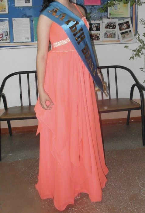 Платья вечерние разные