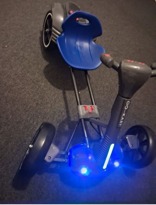 Vând kart electric kinderplay pentru copii 3-7 copii