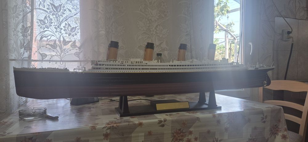Продавам макет на Титаник мащаб 1:200, ръчно злобен изцяло.