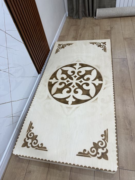 Стол ағаштан жасалған