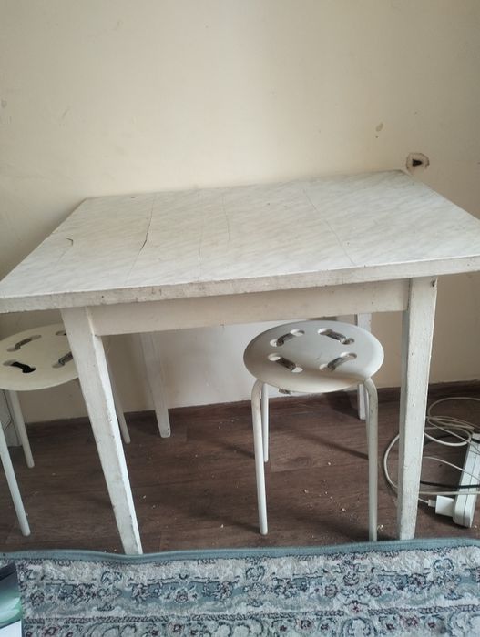 Продам стол с табуреткой