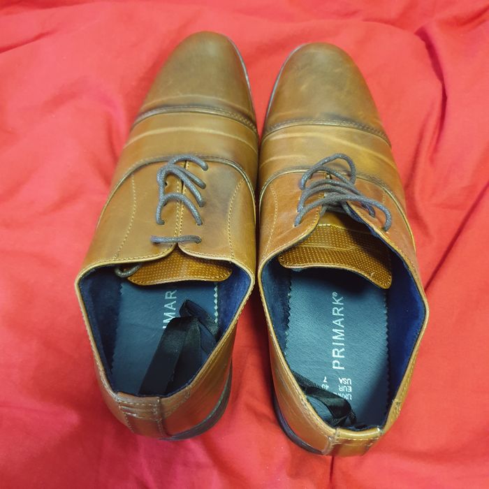 Salut,vand două perechi de pantofi de bărbați,marca zara și primark mărimea 40. Preț 50 lei fiecare,detali in privat.