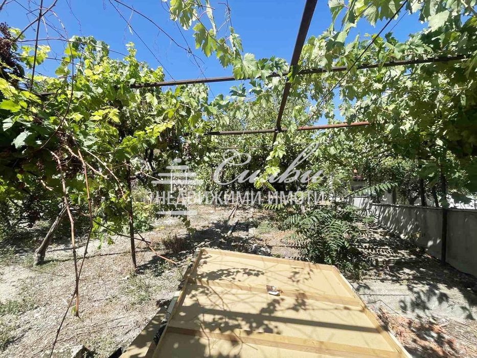 МАСИВНА двуетажна ТУХЛЕНА къща с ГАРАЖ - кв. Гривица