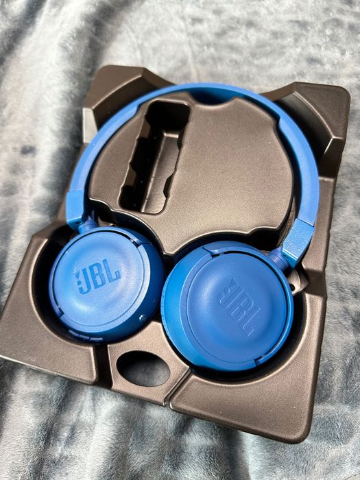 Продам Наушники JBL