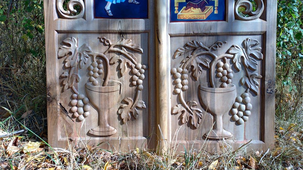 mobilă bisericească sculptată din lemn