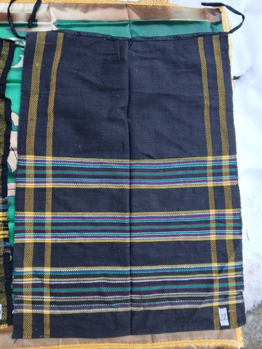 Носия народна престилка