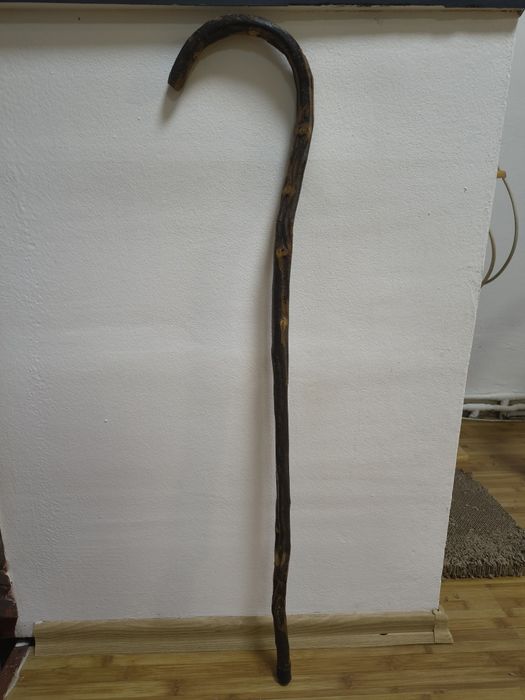 Baston tradițional din lemn masiv, model rustic cu mâner curbat