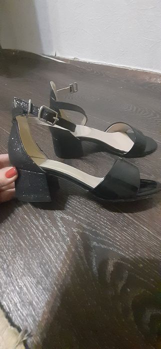 Продаются шикарные босоножки на девочку