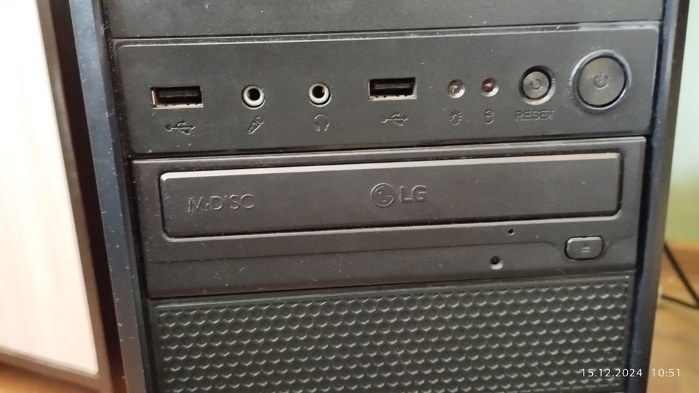 Настолен компютър с монитор и клавиатура