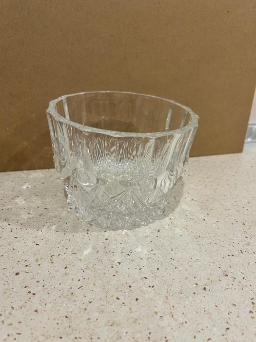 Продам хрустальные  вазы