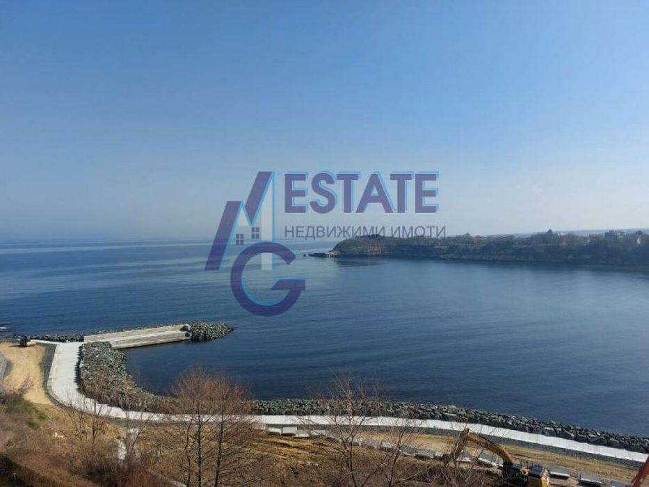 Тристаен апартамент на 1-ва линия МОРЕ в град Царево