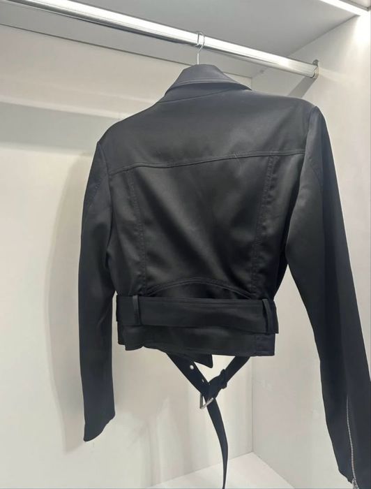 Яке черно Guess