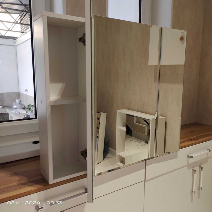 Зеркальный шкафчик новый