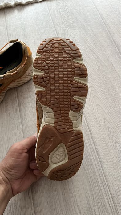 Продам фирменный кроссовки