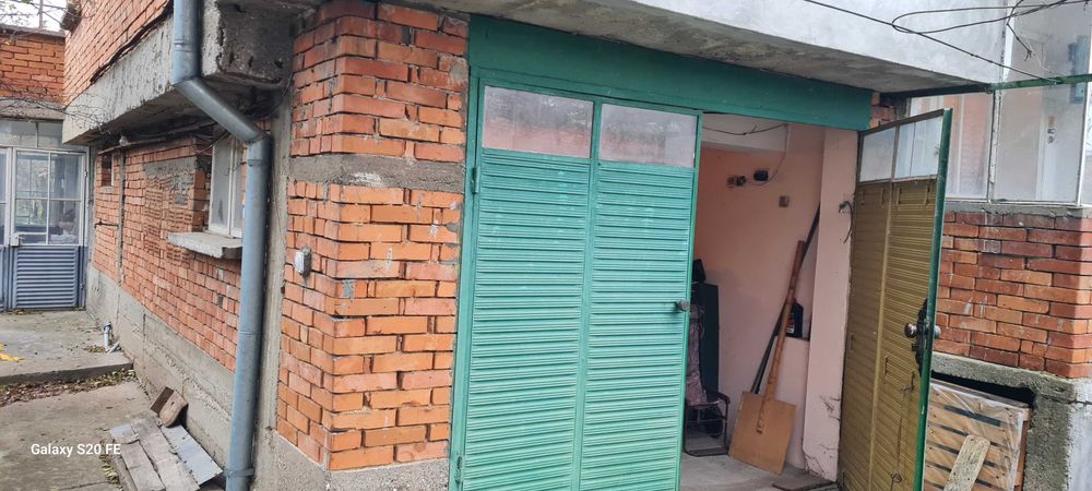 Давам под наем част от къща в Кубрат ул.Албена 6а, само партерният  етаж 60m2