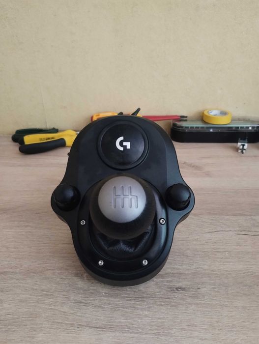 Волан Logitech G923 със скоростен лост и педали
