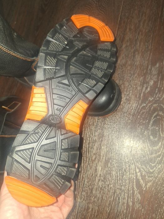 Продам новые сапоги рабочие.