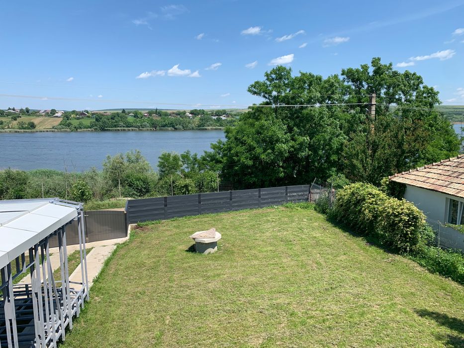 Proprietate lângă lac și plantație de zmeură