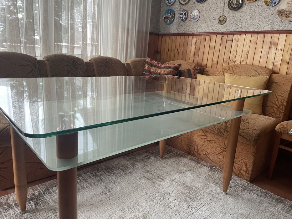 Стъклена трапезна маса
