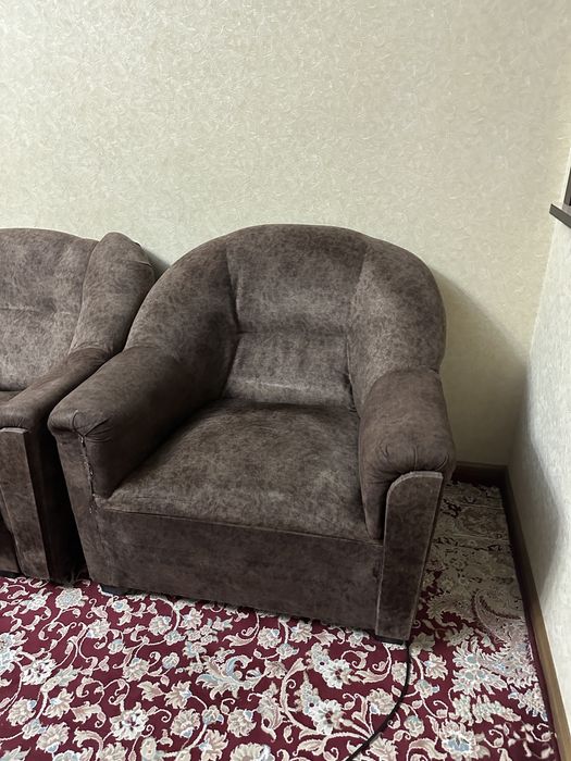 2 ta kreslo, 1 ta divan sotiladi sifati yaxshi,ishlatilingan,tozza