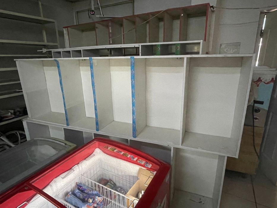 Полки для магазина или аптеки