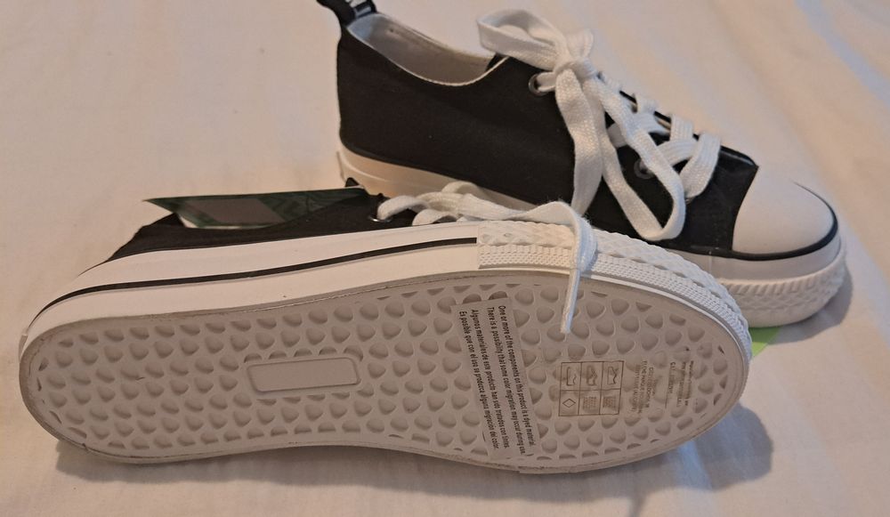 Чисто нови Детски кецове 33-34 номер за момиче MNTG