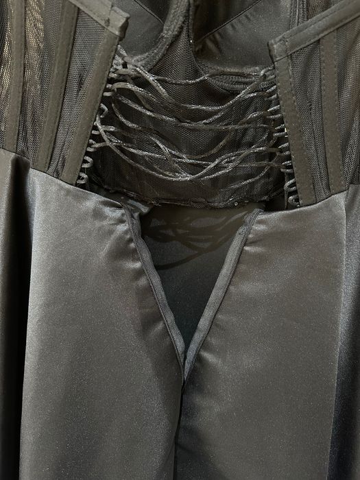 Черна рокля с пера