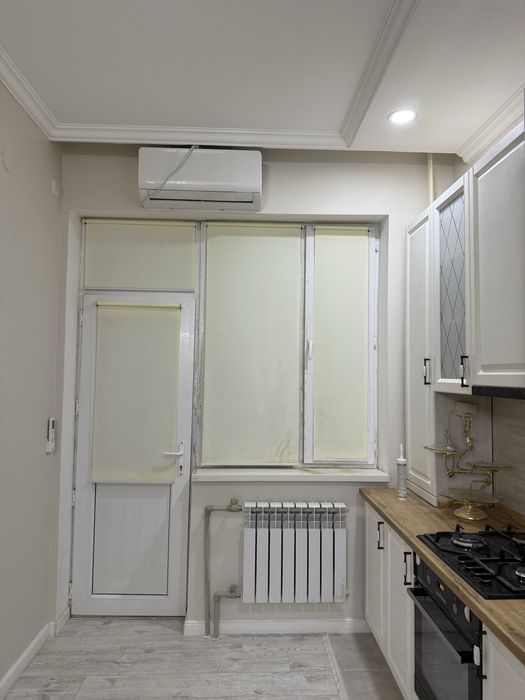 Пластик терезе, диван