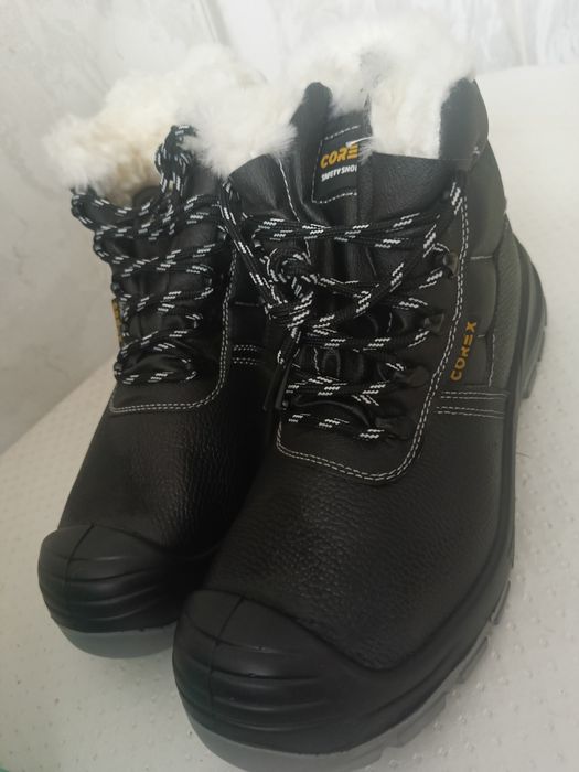 Спец ботинка продается за 10 тыс тенг