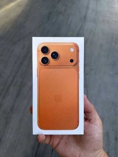 Почти новый Iphone 17 pro в идеальном состоянии коробка документ есть!